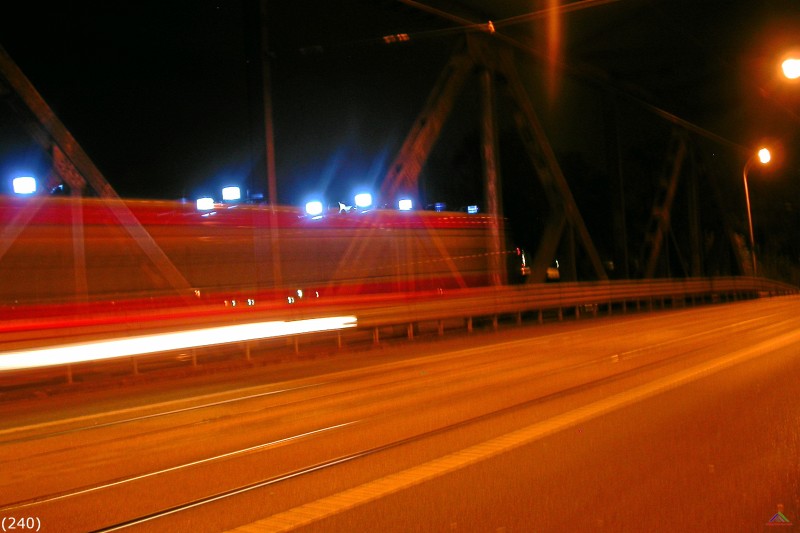 Bahn 240.jpg - Mit Blaulicht über die Brücke.